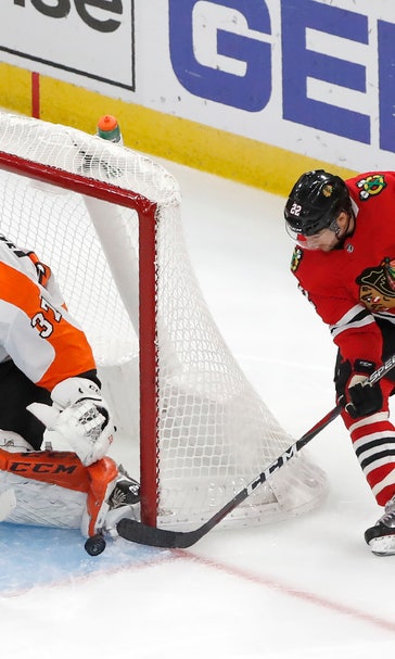 Hayes helps Flyers beat Blackhawks 4-1